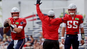 QB Mac Jones y QB Bailey Zappe. (Foto: The Boston Globe)