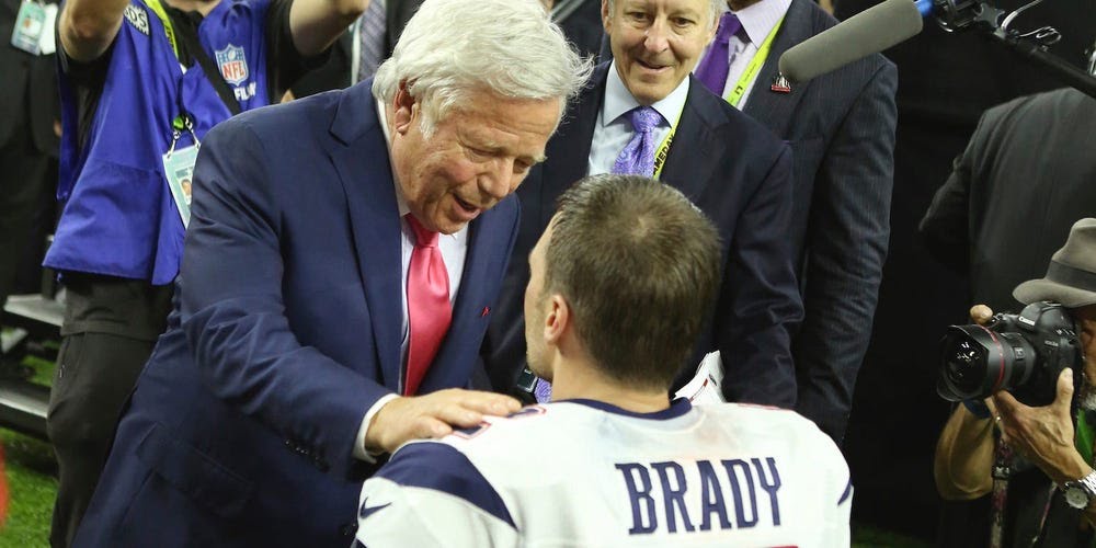 Robert Kraft y Tom Brady. (Foto: AP)