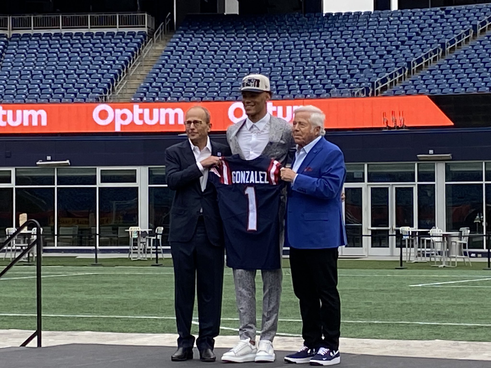 Christian Gonzalez posando con el uniforme de los Patriots. (Foto: Patriots.com)