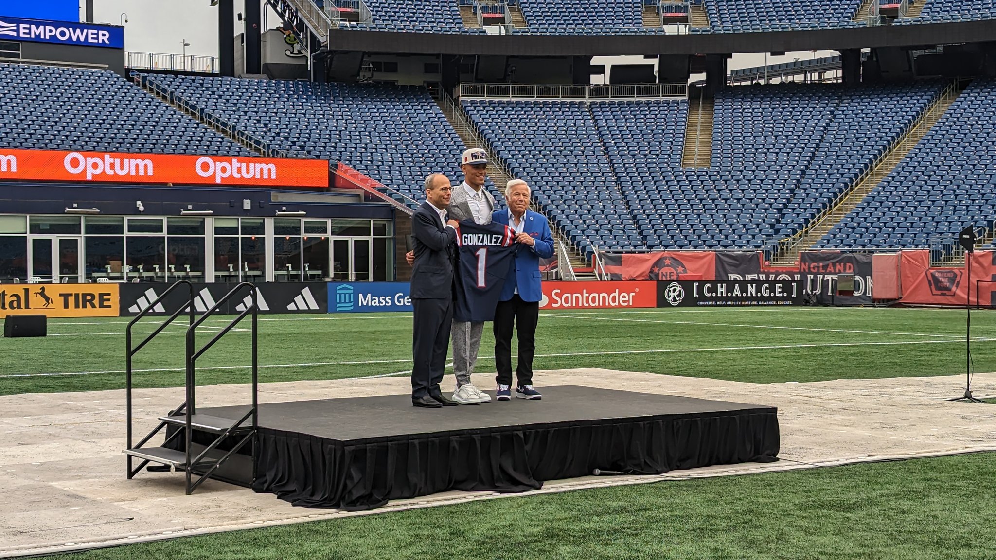 Presentación de Christian Gonzalez junto a Robert Kraft y Jonathan Kraft. (Foto: Morey Hershgordon)